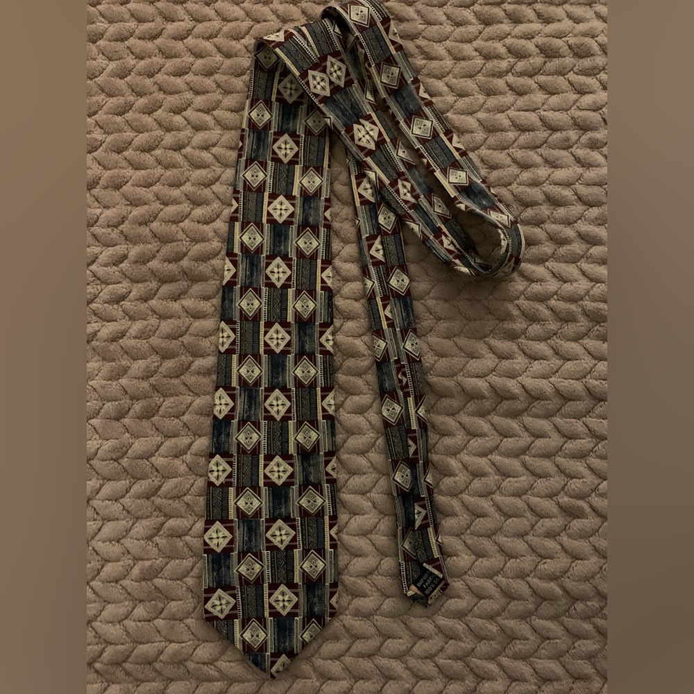 BARRINGTON Mens 100% Silk TIE Tan Burgundy Geometric Patterned